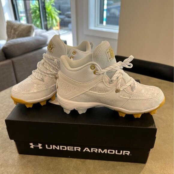Brand new Under Armour baseball cleats. (Honeycomb). Size 1 youth. - Picture 4 of 9